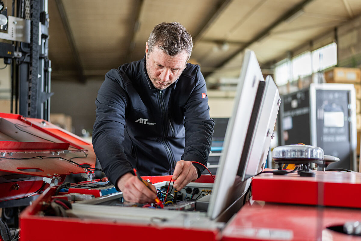 AIT-Forscher mit autonomer Maschine
