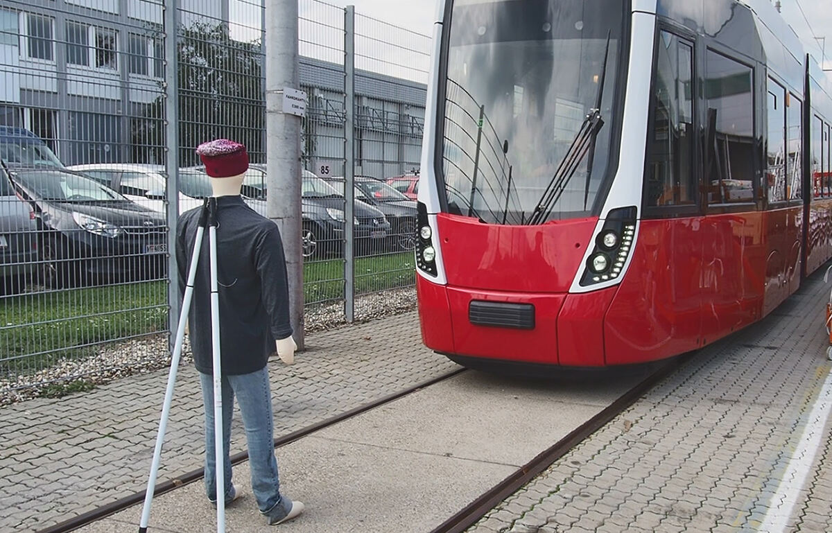 VAC_Strassenbahn_Assistenzsystem bremst (c) AIT