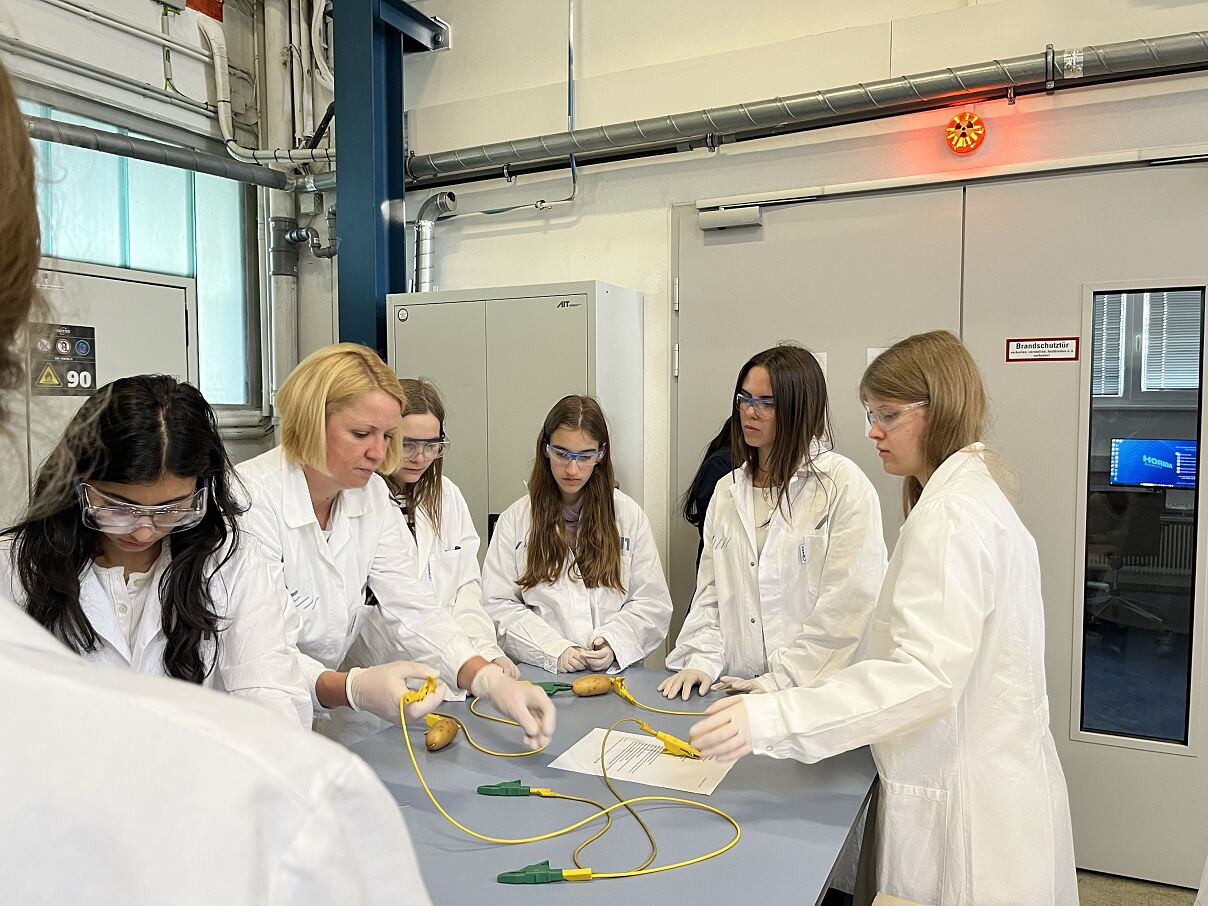 Girls experience research at the AIT up close